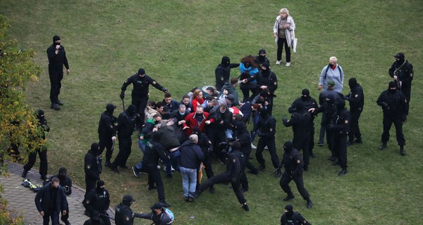 В Минске в 64-й день протестов применили дубинки, водометы и пейнтбольные шарики