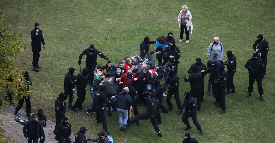 В Минске в 64-й день протестов применили дубинки, водометы и пейнтбольные шарики