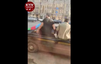 По маршруту прокатившихся по центру Киева машин с флагами Азербайджана нашли четыре гильзы