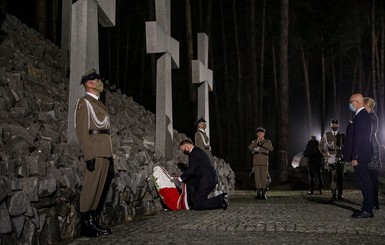 Прибывший в Украину Анджей Дуда первым делом посетил военное кладбище 