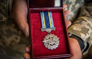 Мать погибшего в катастрофе Ан-26 курсанта Роспотнюка получила посмертную медаль сына