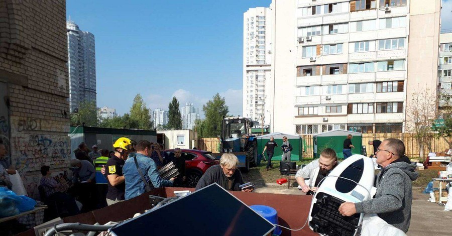 Взрыв на улице Соломии Крушельницкой в Киеве: спасатели достают из завалов одежду, фото и туалетную бумагу