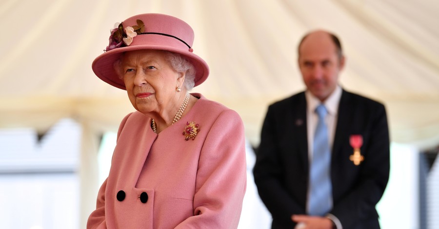 В розовом пальто и шляпе с цветами: Елизавета II вышла в свет впервые за семь месяцев