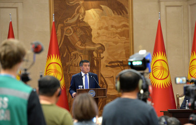Парламент Кыргызстана отправил президента в отставку под аплодисменты