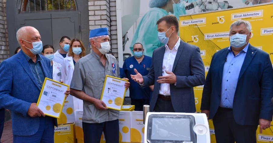Единственный шанс для тяжелых больных: Фонд Рината Ахметова передал государственным больницам 150 аппаратов ИВЛ