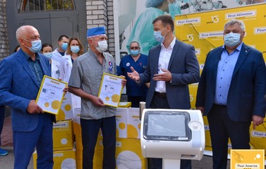 Единственный шанс для тяжелых больных: Фонд Рината Ахметова передал государственным больницам 150 аппаратов ИВЛ