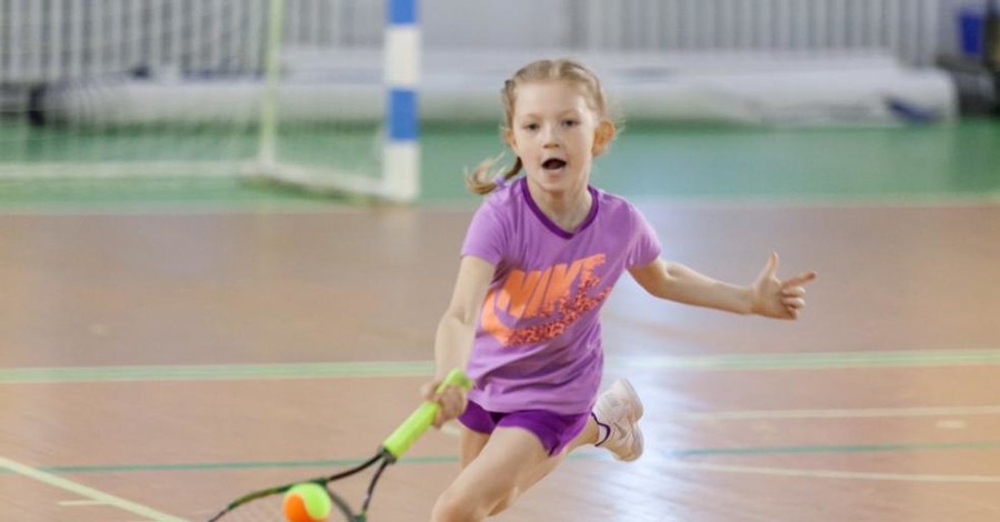 Дети и спорт: плавание укрепит иммунитет, футбол научит работать в команде, а теннис полезен для зрения