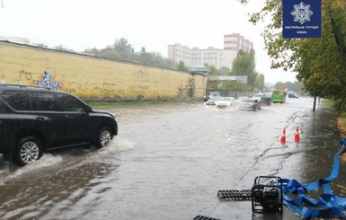 Киев затопило: в городе пробки, водой заливает маршрутки