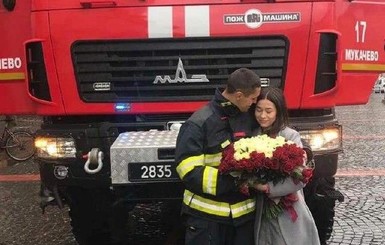 На Закарпатье спасатель сделал предложение любимой на пожарной машине и со 101 розой
