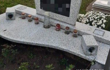 На Закарпатье трое детей разгромили кладбище