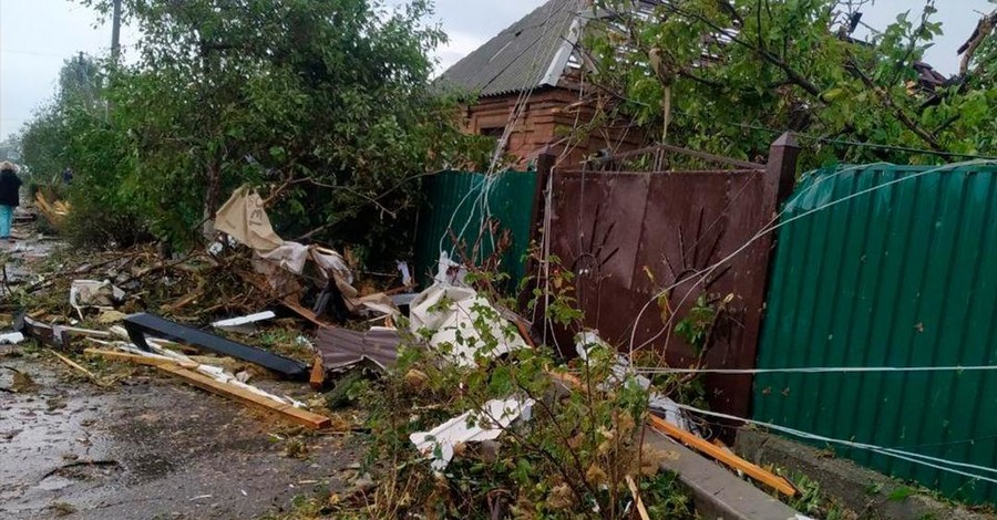 В Кропивницком ураган сорвал крыши с 20 домов, поломал деревья и оборвал провода