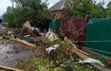 В Кропивницком ураган сорвал крыши с 20 домов, поломал деревья и оборвал провода