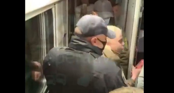 Пьяные голые девушки устроили дебош в поезде Львов-Киев