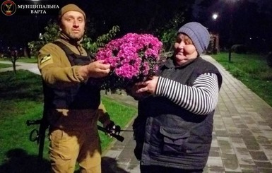 В Киеве женщина выкапывала цветы с клумб, чтобы продавать