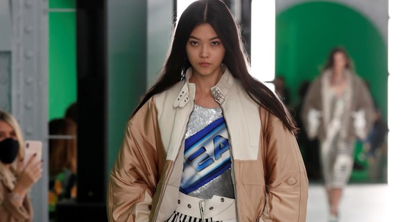 В моде широкие пояса: что показал Louis Vuitton на Неделе моды в Париже