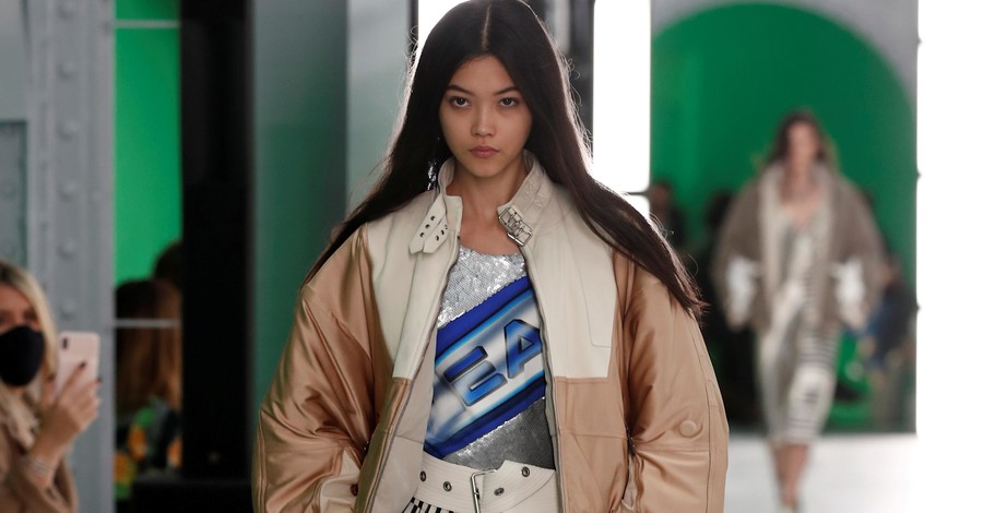 В моде широкие пояса: что показал Louis Vuitton на Неделе моды в Париже
