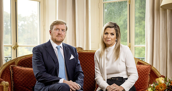 Король и королева Нидерландов снова извинились за отпуск в Греции - в этот раз с видео