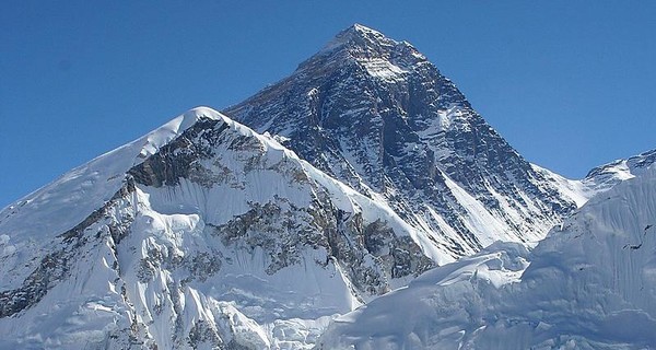 Туристам закрыли дорогу на Эверест: снова виноват коронавирус