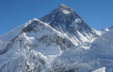Туристам закрыли дорогу на Эверест: снова виноват коронавирус