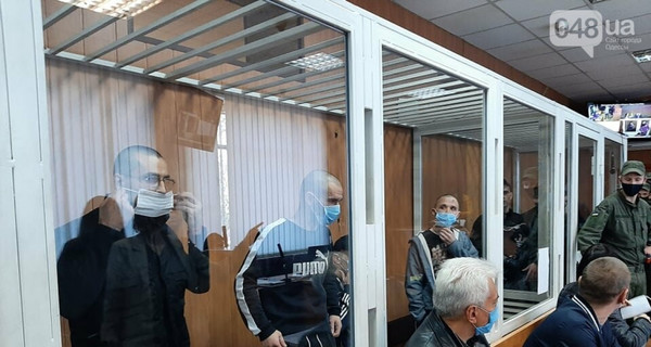 В Одессе семеро заключенных одновременно вскрыли себе вены в суде