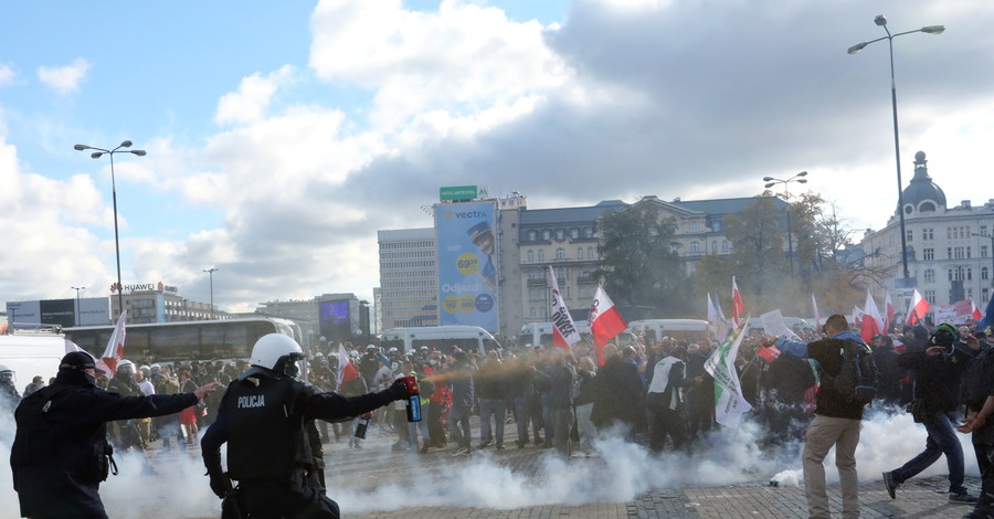 В Польше протестуют против ужесточения запрета абортов и красной зоны - полиция ответила перцовым газом