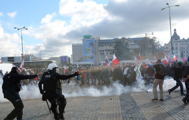 В Польше протестуют против ужесточения запрета абортов и красной зоны - полиция ответила перцовым газом