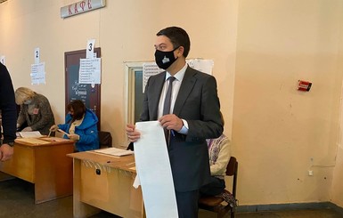 Разумков не смог ответить на вопросы от президента Зеленского: Не нашел волонтера с бланком