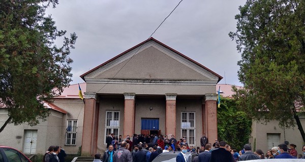 К двум участкам в Закарпатье, вероятно, подвезли избирателей