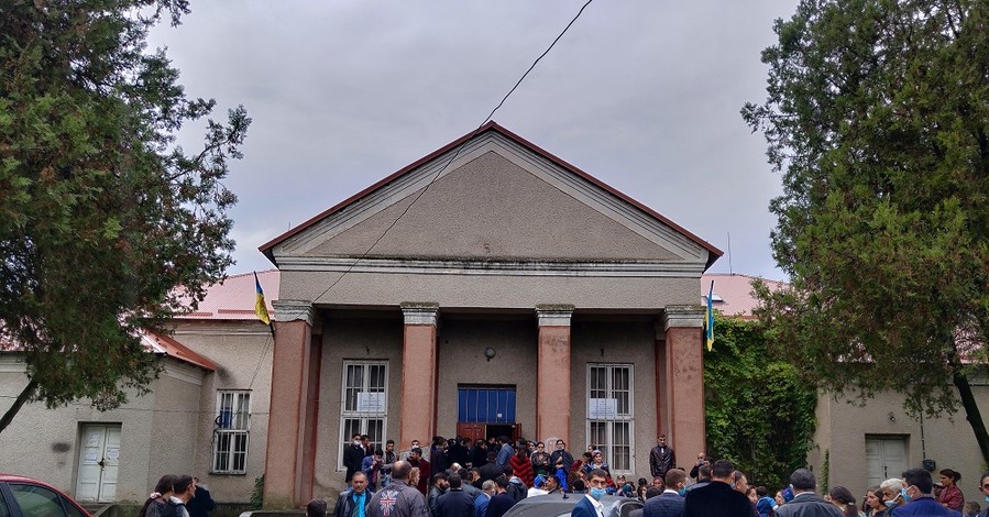 К двум участкам в Закарпатье, вероятно, подвезли избирателей