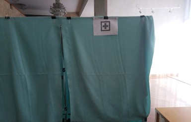Выборы по-киевски: выход не там, где вход, кабинки с крестиками и лживые термометры