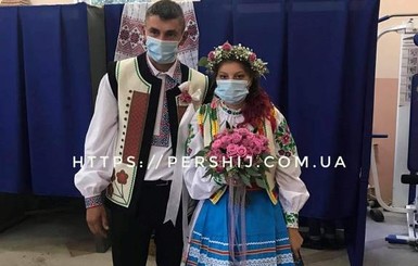 Под Ужгородом на участок пришли молодожены в национальных костюмах