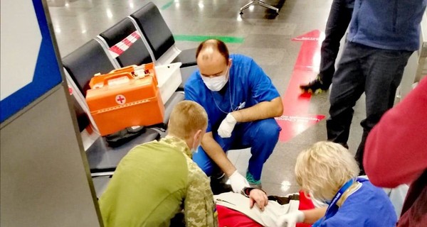 В аэропорту Борисполя спасли мужчину с эпилепсией: ему стало плохо перед кабинкой с паспортным контролем