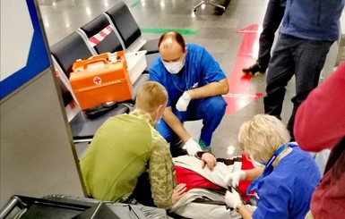 В аэропорту Борисполя спасли мужчину с эпилепсией: ему стало плохо перед кабинкой с паспортным контролем