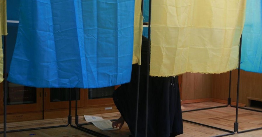 На Тернопольщине избили полицейского, который охранял избирательный участок