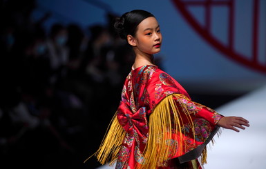 Национальные костюмы и наряды принцесс: на Неделе моды в Пекине на подиум вышли дети