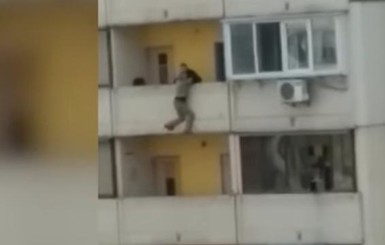 У меня сын в аду, мне нужно в ад: В Киеве полицейские показали спасение женщины, которая хотела выпрыгнуть с балкона
