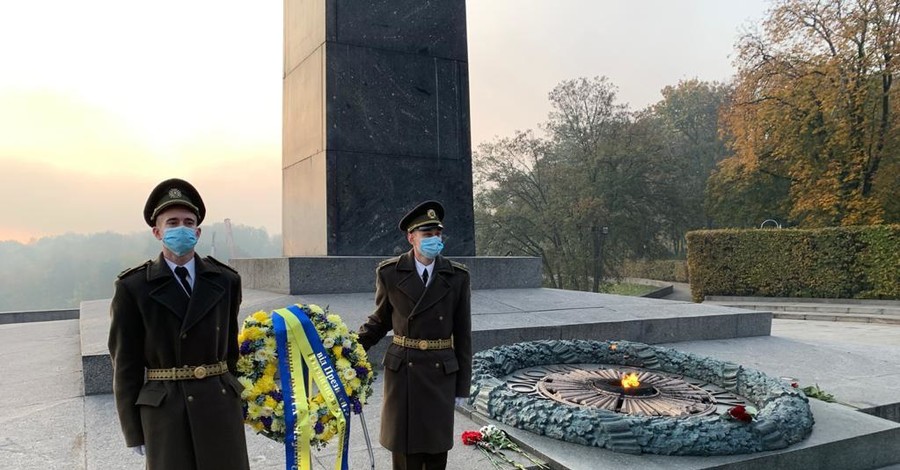 Президент почтил память жертв Второй мировой войны: 76 лет назад из Украины изгнали нацистских захватчиков