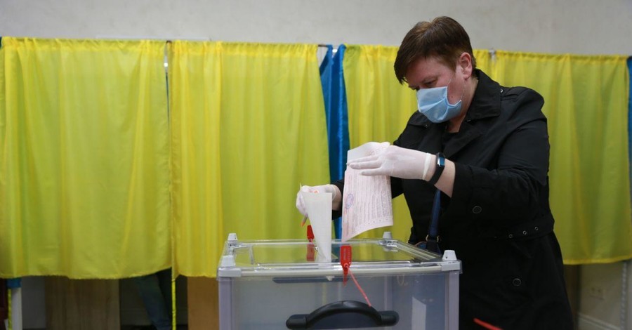 В шести регионах подсчитали голоса: пока быстрее с бюллетенями справляются на западе Украины