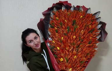 Жительница Запорожья изготовила 14-килограммовый букет из раков