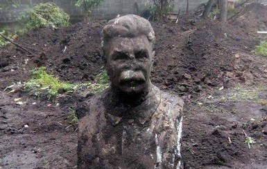 В Ровно чинили канализацию и откопали бюст Сталина – теперь не знают, что с ним делать