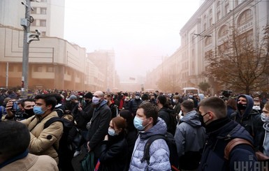 Сотни украинцев пришли под здание КС с чемоданами: хотят 
