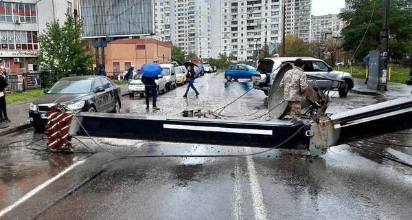 В жилом районе Киева упал кран: прямиком на машину