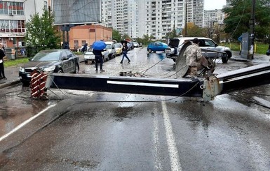 В жилом районе Киева упал кран: прямиком на машину