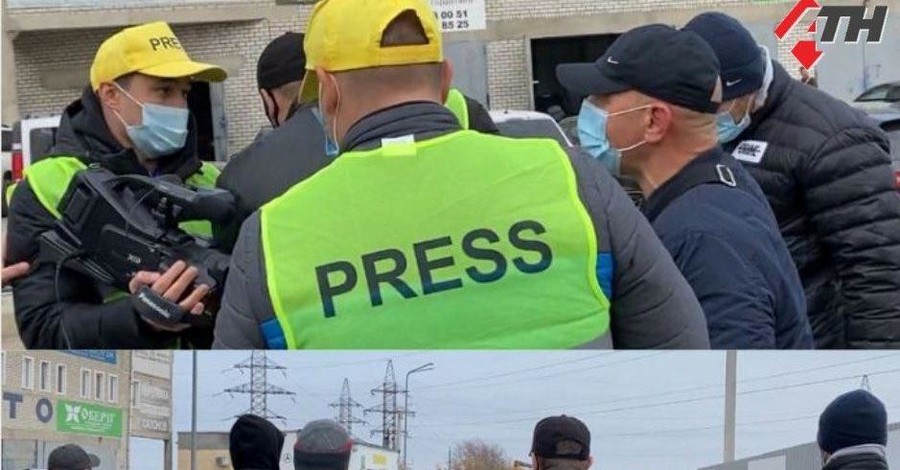 В Харькове напали на журналистов, которые снимали строительство дороги через 