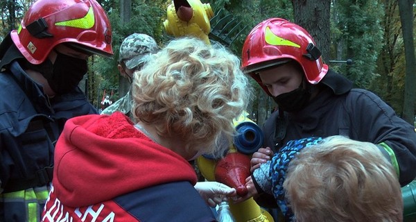 В Хмельницком палец ребенка застрял в металлической горке