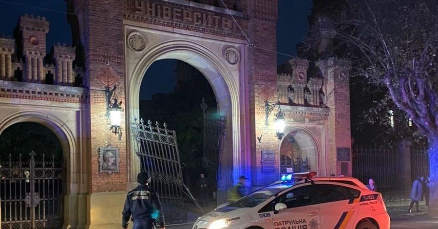 В Черновцах водитель разнес ворота в украинский Хогвартс
