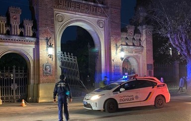 В Черновцах водитель разнес ворота в украинский Хогвартс