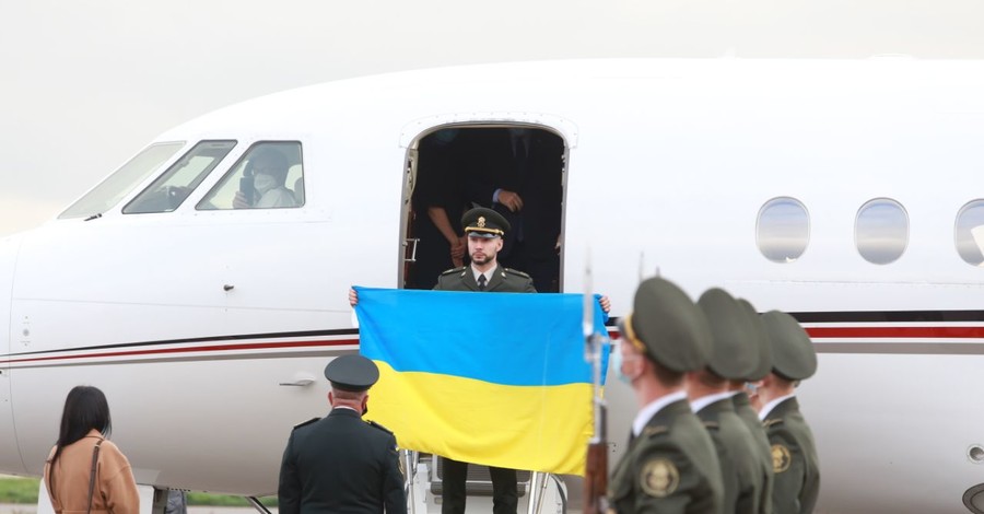 Виталий Маркив прибыл из Италии в Киев и развернул флаг Украины