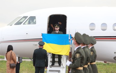 Виталий Маркив прибыл из Италии в Киев и развернул флаг Украины