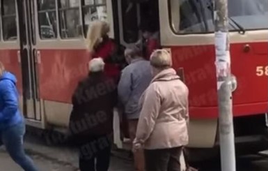 В Киеве девушку без маски вытолкнули из трамвая